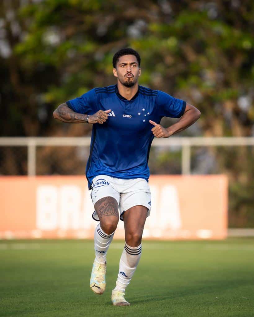 Ruan Santos, zagueiro do Cruzeiro sub-20, comemora provocando Atlético-MG