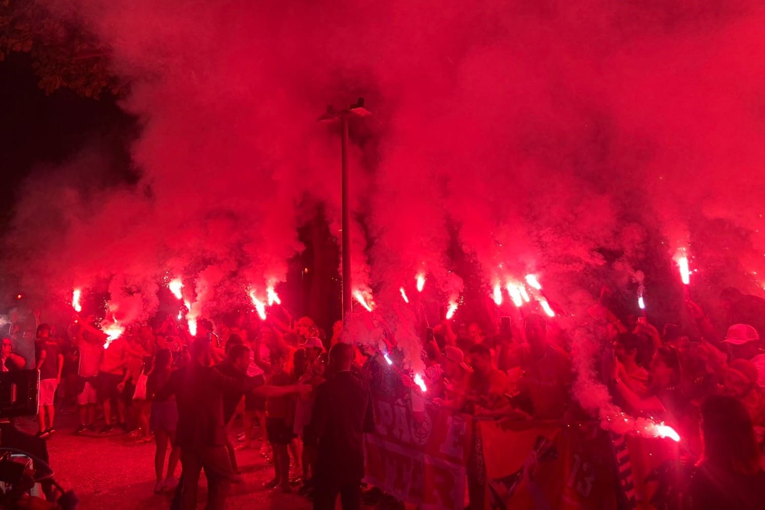 Com direito a &ldquo;Ruas de Fogo&rdquo;, torcida colorada recebe delega&ccedil;&atilde;o com grande festa no Rio
