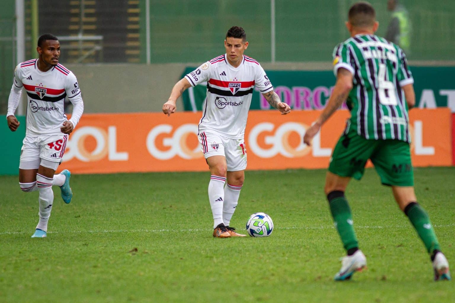 S&atilde;o Paulo: companheiros de clube interagem nas redes e torcida se manifesta