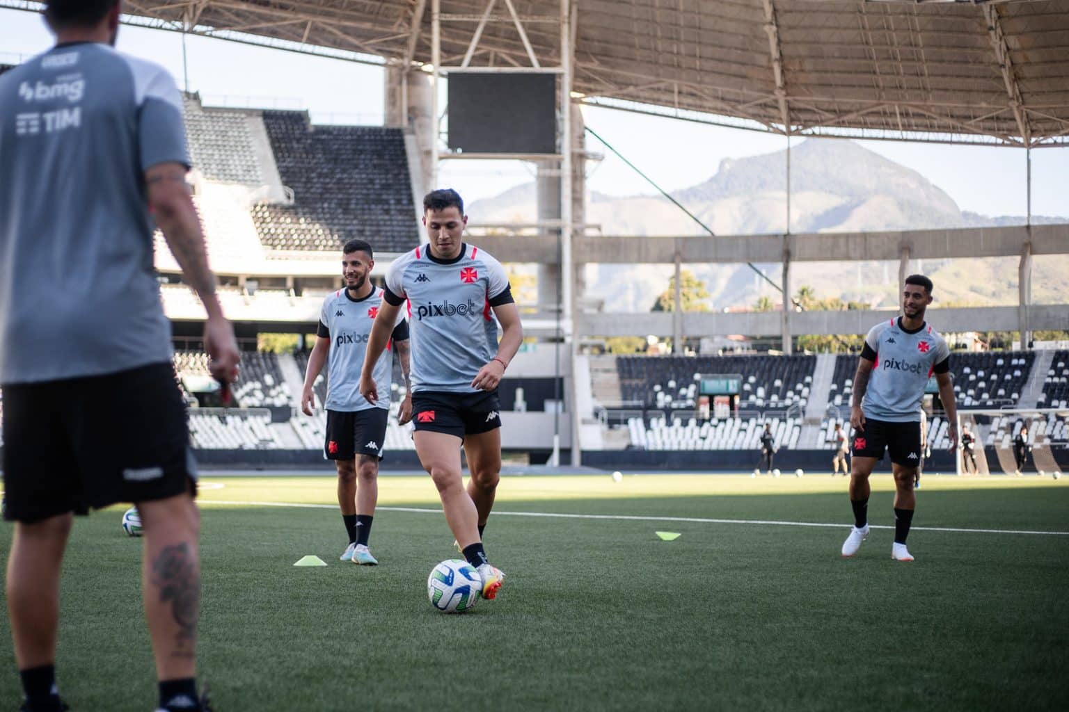 Vasco treina no &lsquo;tapetinho&rsquo; do Nilton Santos antes de cl&aacute;ssico com o Fluminense