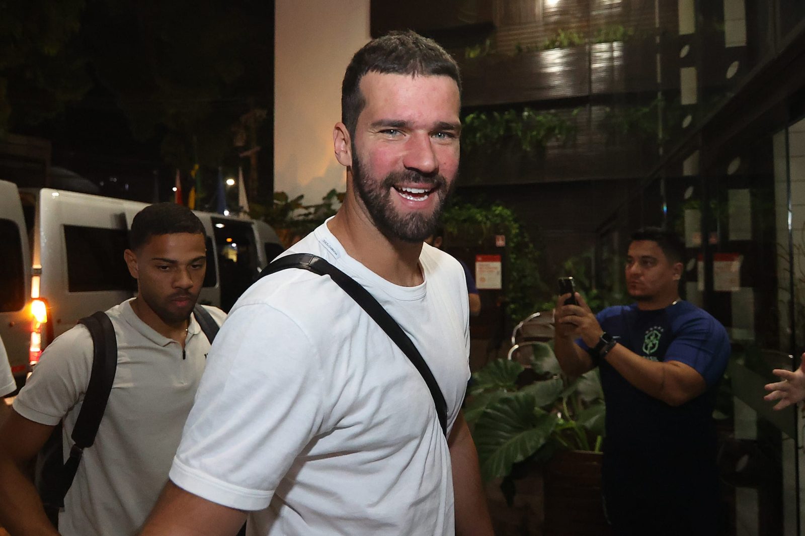 Alisson tem recep&ccedil;&atilde;o inusitada na chegada da Sele&ccedil;&atilde;o a Bel&eacute;m: &ldquo;Minha m&atilde;e t&aacute; solteira&rdquo;