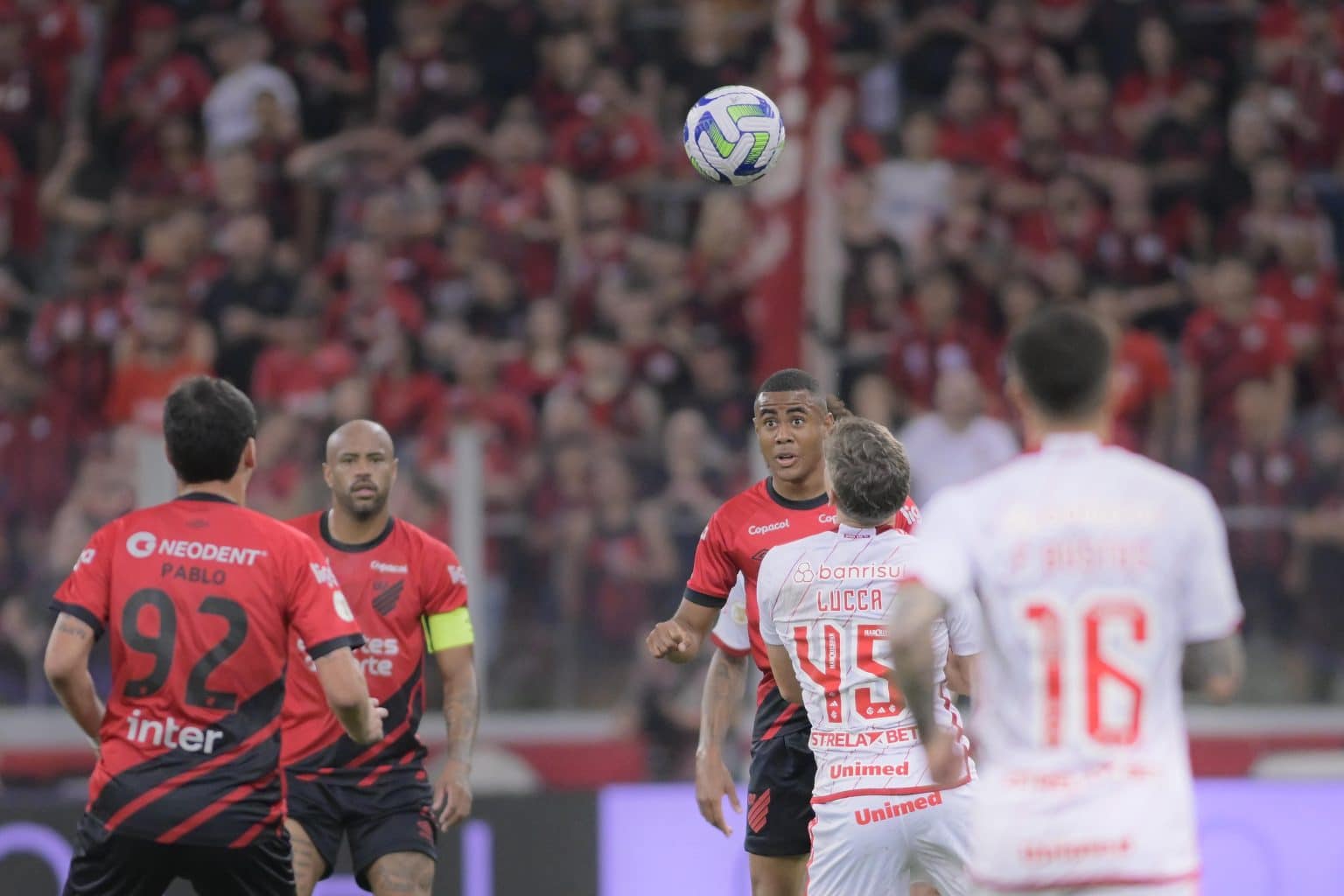 Vit&oacute;ria do Athletico-PR em cima do Inter &eacute; marcada por cr&iacute;ticas a atacantes