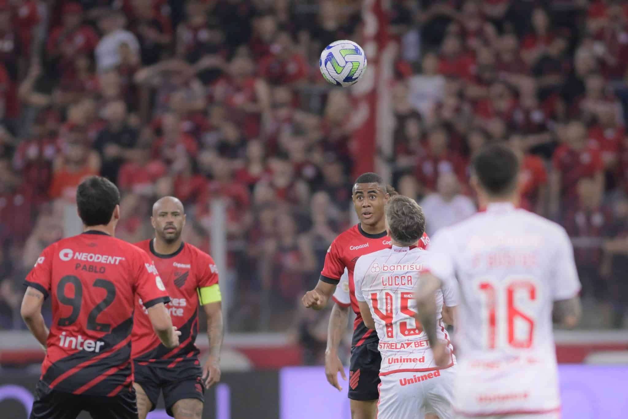 Vit&oacute;ria do Athletico-PR em cima do Inter &eacute; marcada por cr&iacute;ticas a atacantes