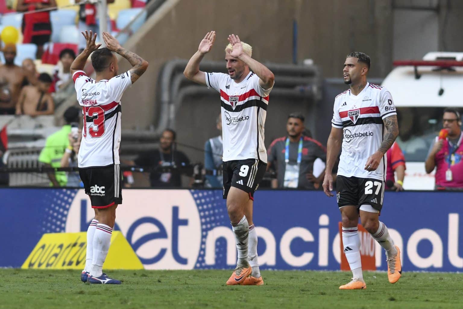 Calleri vai do inferno ao céu com torcida do São Paulo durante final