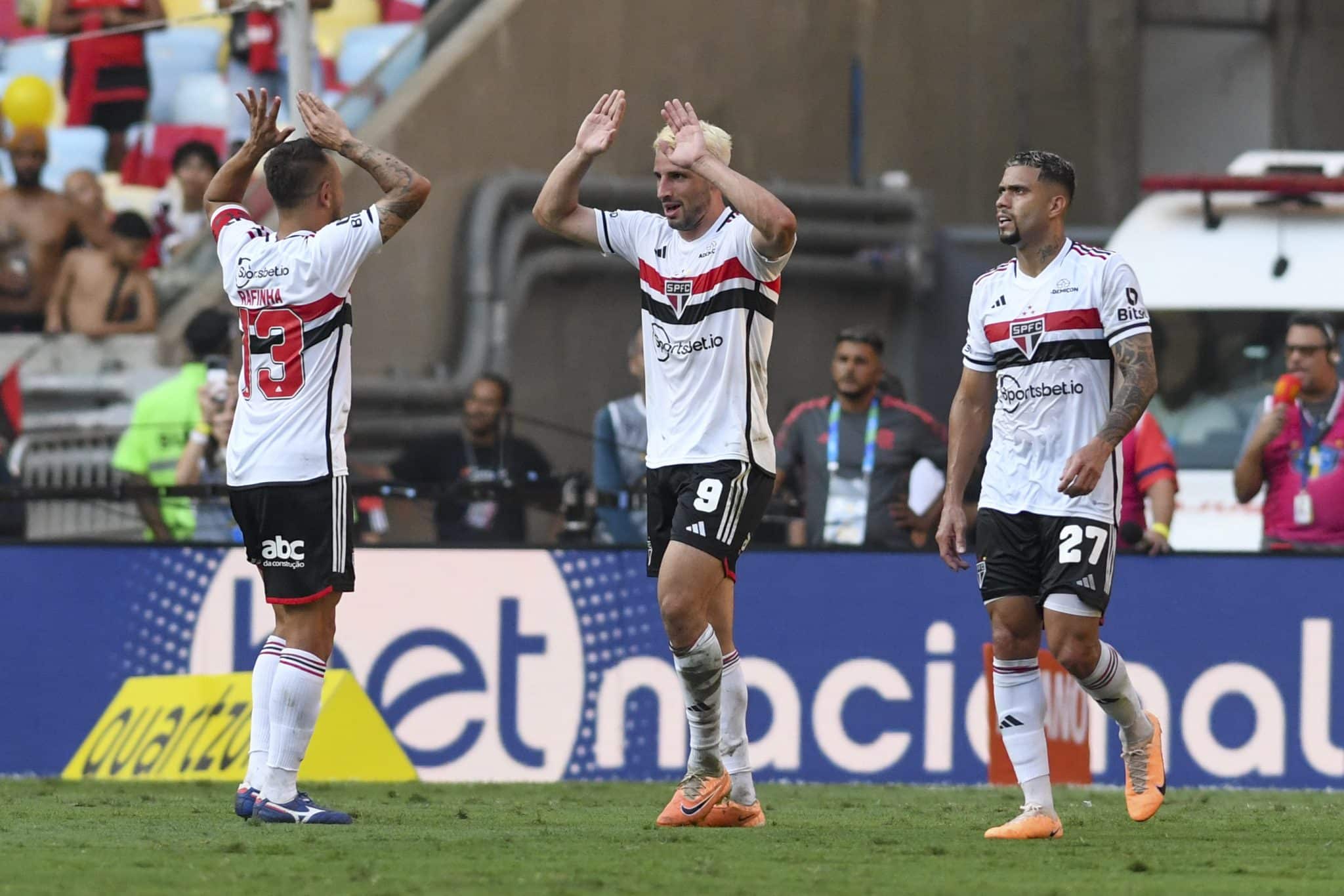 Calleri vai do inferno ao c&eacute;u com torcida do S&atilde;o Paulo durante final
