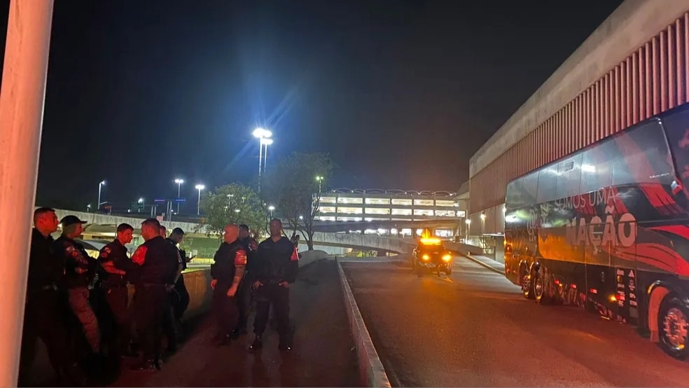 Torcida do Flamengo protesta em Cariacica, mas desembarque do time no RJ é tranquilo