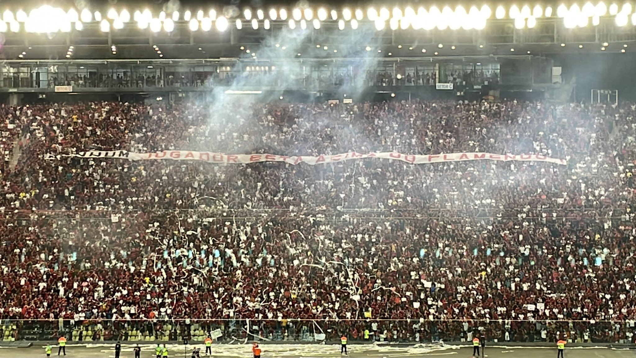 Torcida do Flamengo protesta contra o time antes e durante jogo diante do Athletico