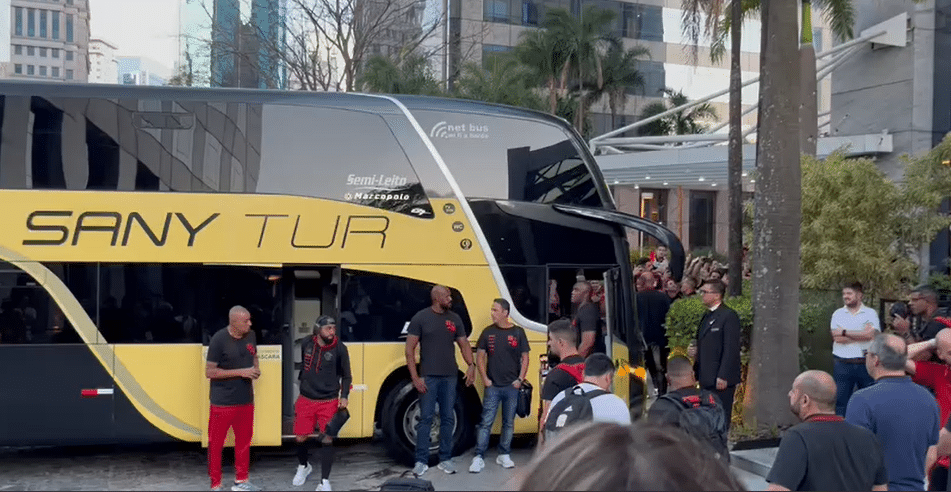 Copa do Brasil: Flamengo chega a São Paulo com apoio a jogadores e protestos contra Braz, Landim e Sampaoli