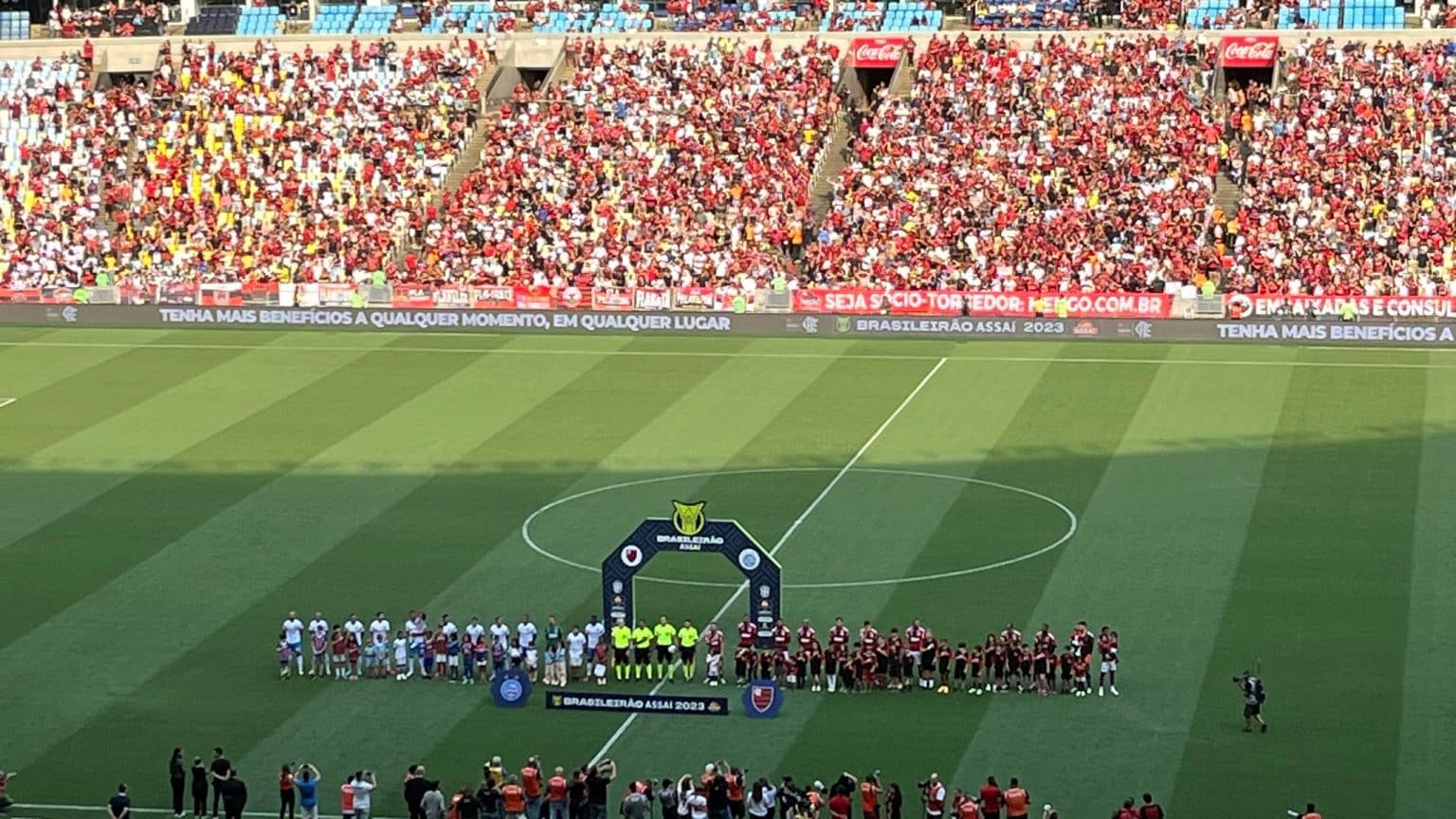 Torcida do Flamengo xinga dirigentes antes de jogo contra o Bahia