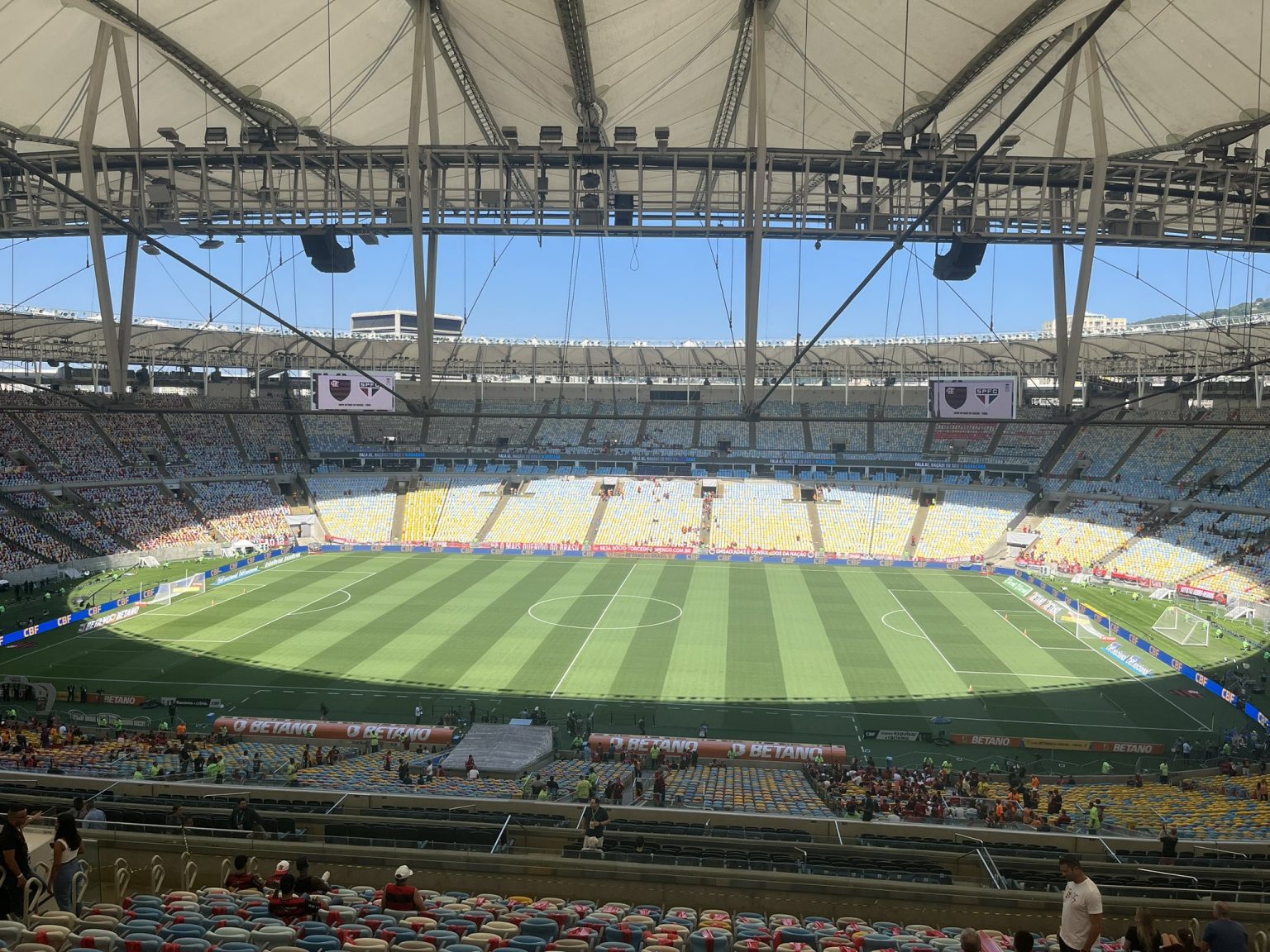 Copa do Brasil: torcidas de Flamengo e S&atilde;o Paulo vivem clima amistoso no Maracan&atilde;