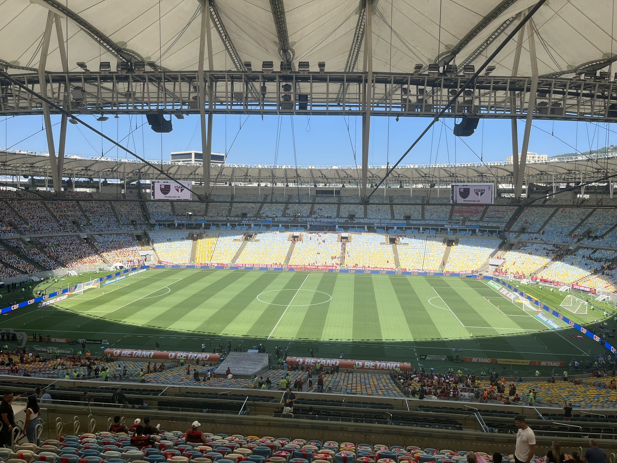 Copa do Brasil: torcidas de Flamengo e São Paulo vivem clima amistoso no Maracanã