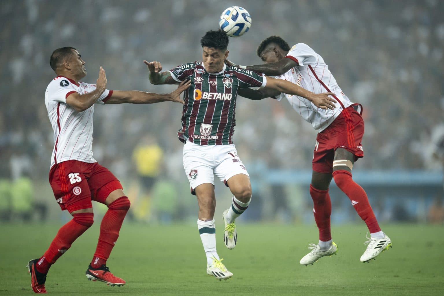 &ldquo;Assaltaram o Fluminense&rdquo;: tricolores detonam arbitragem de semifinal contra o Internacional