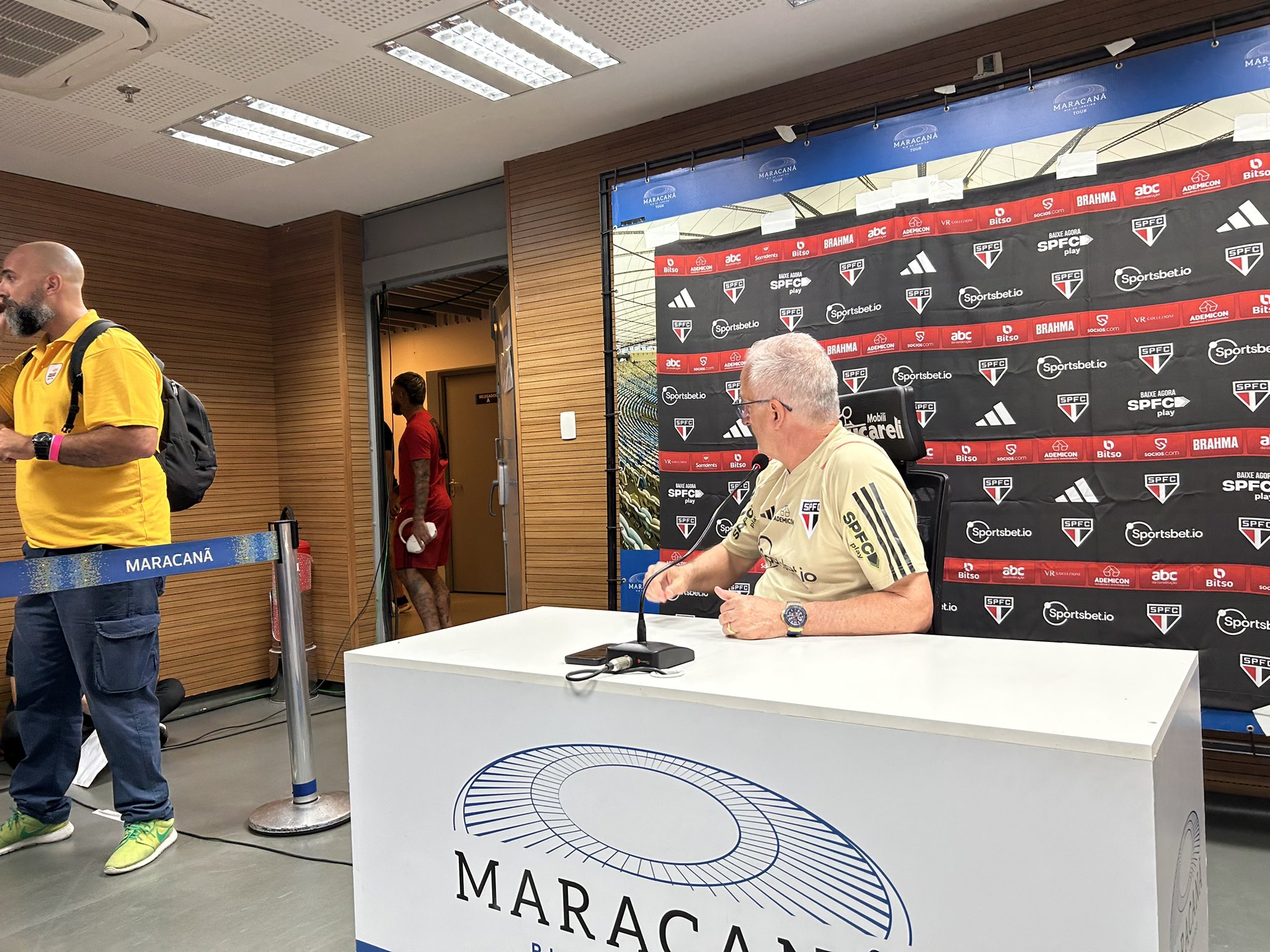 Copa do Brasil: Gabigol manda ‘beijos’ para Dorival durante coletiva