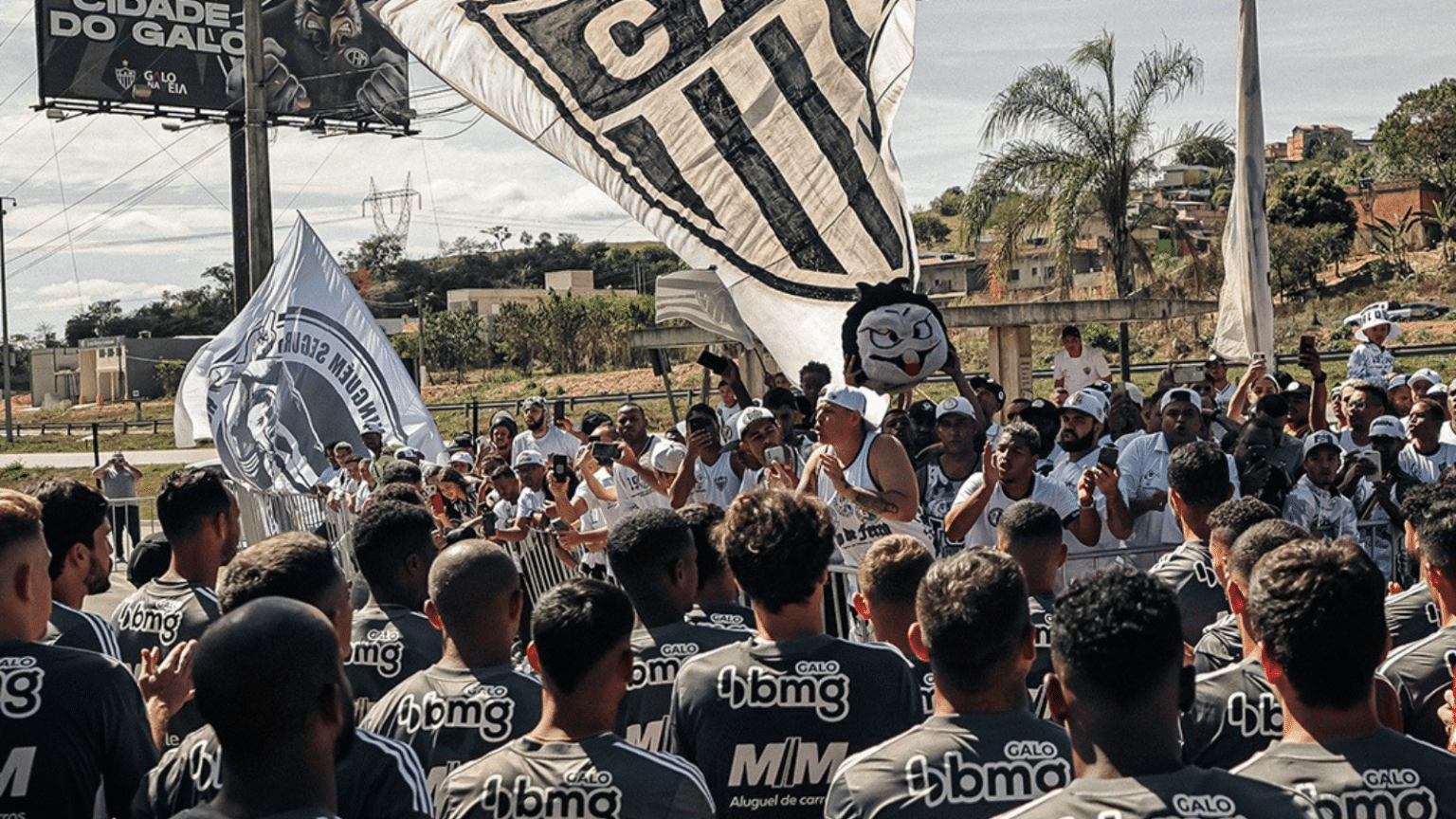 Organizada do Atl&eacute;tico-MG vai atr&aacute;s de jogador de folga, n&atilde;o o encontra, mas faz amea&ccedil;a