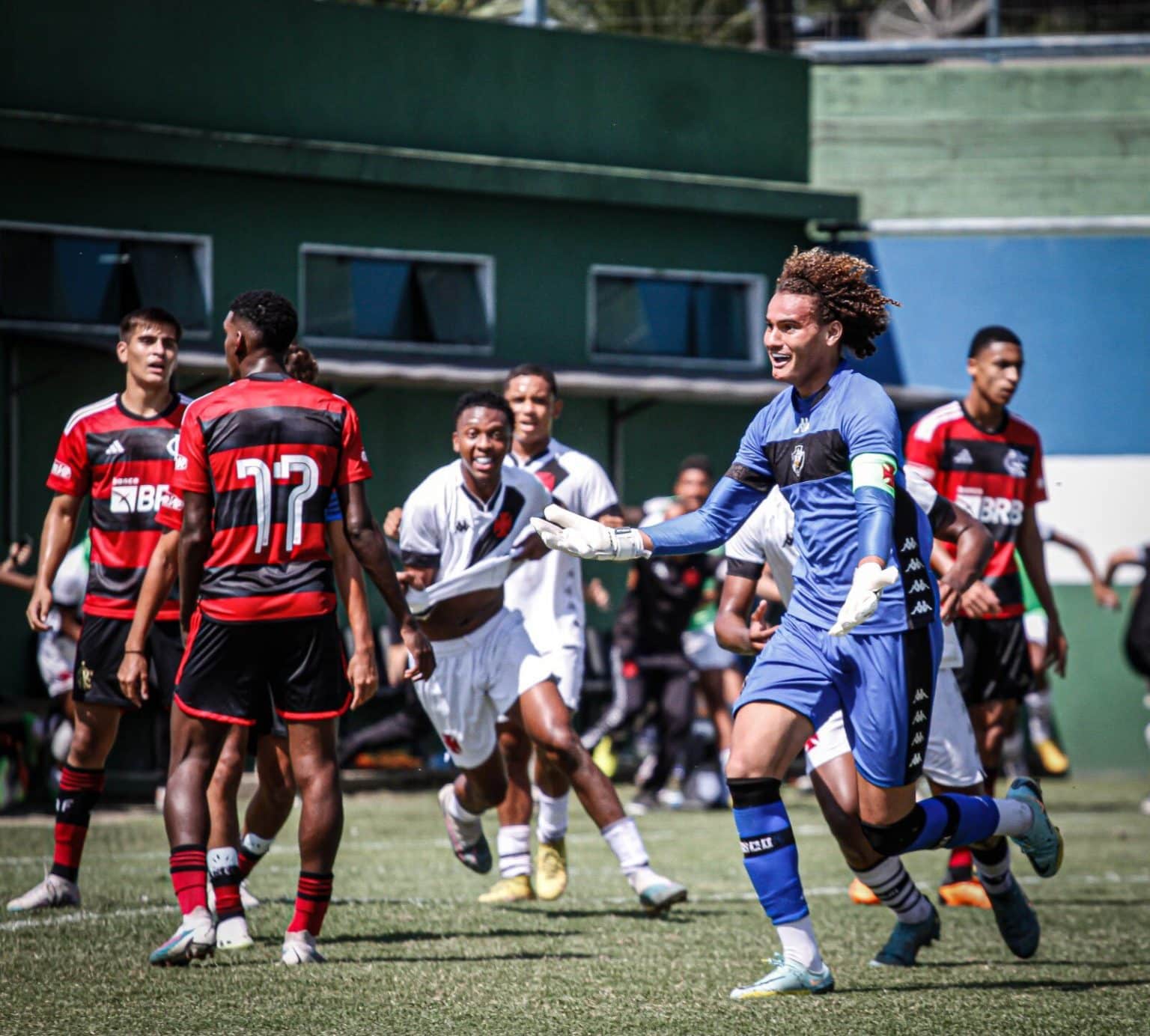Goleiro sub-17 do Vasco marca de cabe&ccedil;a, defende tr&ecirc;s p&ecirc;naltis e garante ponto extra