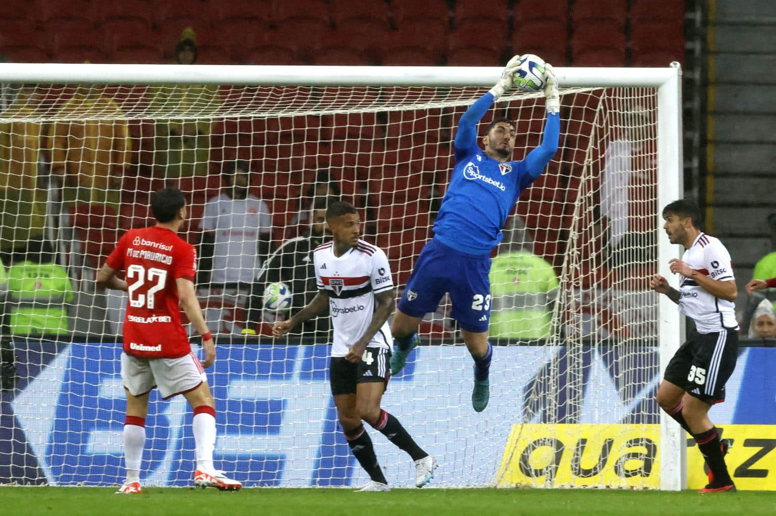 Torcedores do S&atilde;o Paulo &lsquo;mandam recado&rsquo; ao time ap&oacute;s nova derrota: &ldquo;Copa do Brasil &eacute; obriga&ccedil;&atilde;o&rdquo;