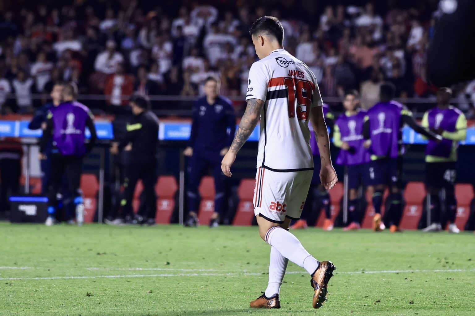 Torcida do S&atilde;o Paulo minimiza p&ecirc;nalti perdido por James na Sul-Americana