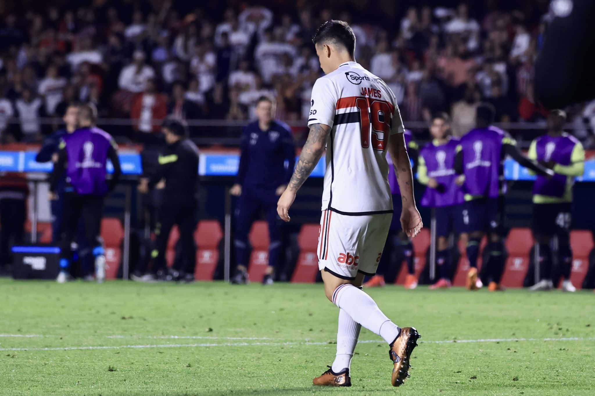 Torcida do S&atilde;o Paulo minimiza p&ecirc;nalti perdido por James na Sul-Americana