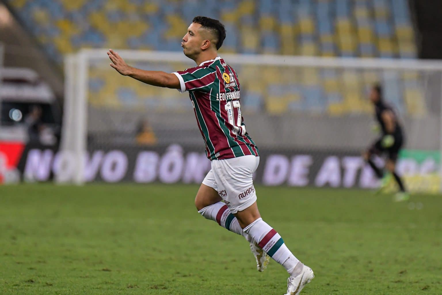 Fluminense: gola&ccedil;o de falta de Leo Fern&aacute;ndez leva tricolores ao del&iacute;rio