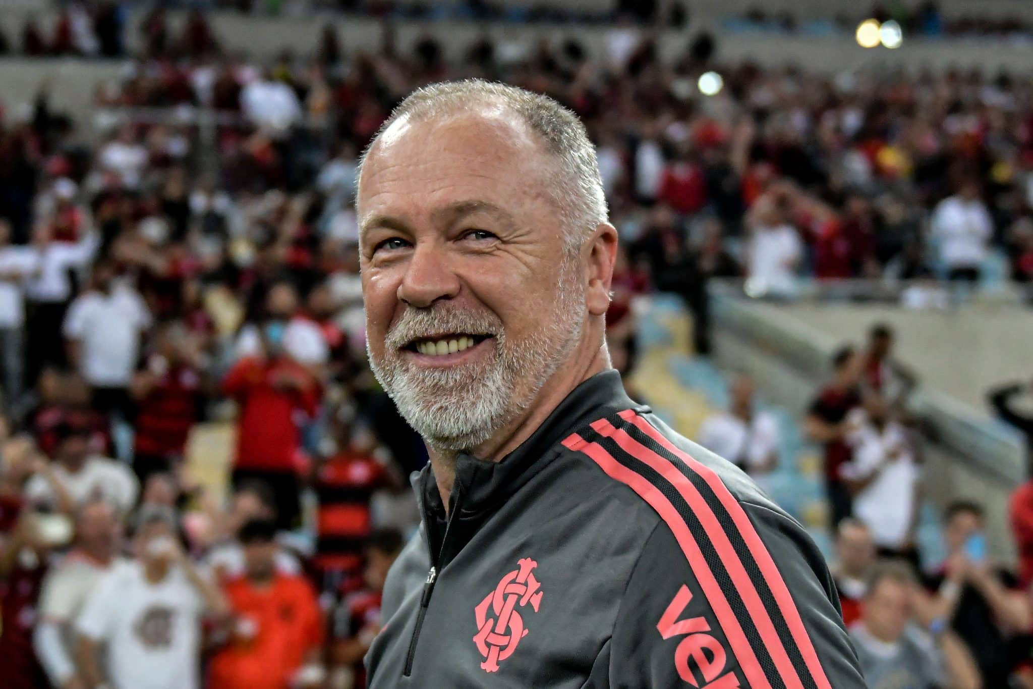 Desempregado, Mano Menezes &eacute; tricampe&atilde;o em torneio inusitado