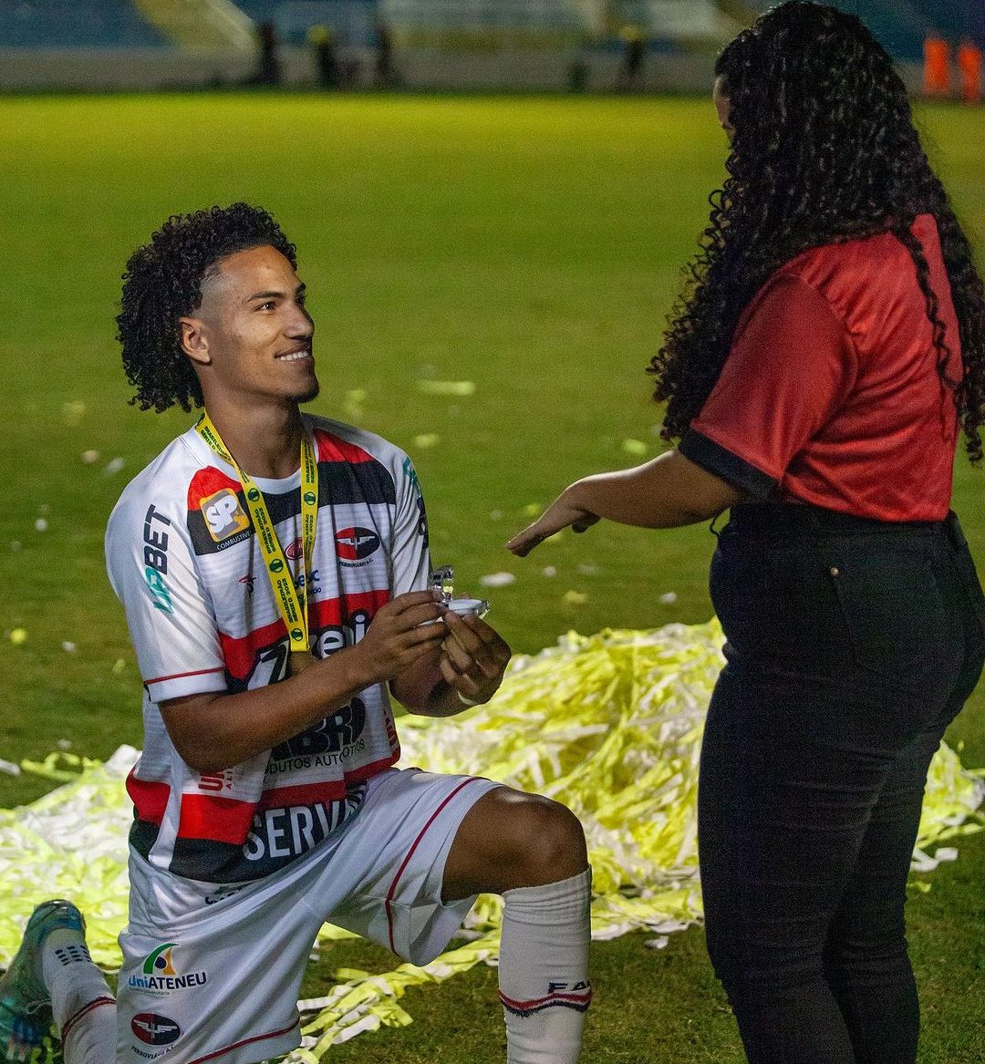 S&eacute;rie D: Comemora&ccedil;&atilde;o do t&iacute;tulo do Ferrovi&aacute;rio teve pedido de casamento