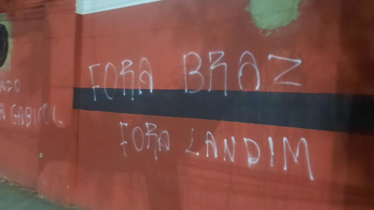 Muros da sede social do Flamengo são pichados após derrota na Copa do Brasil