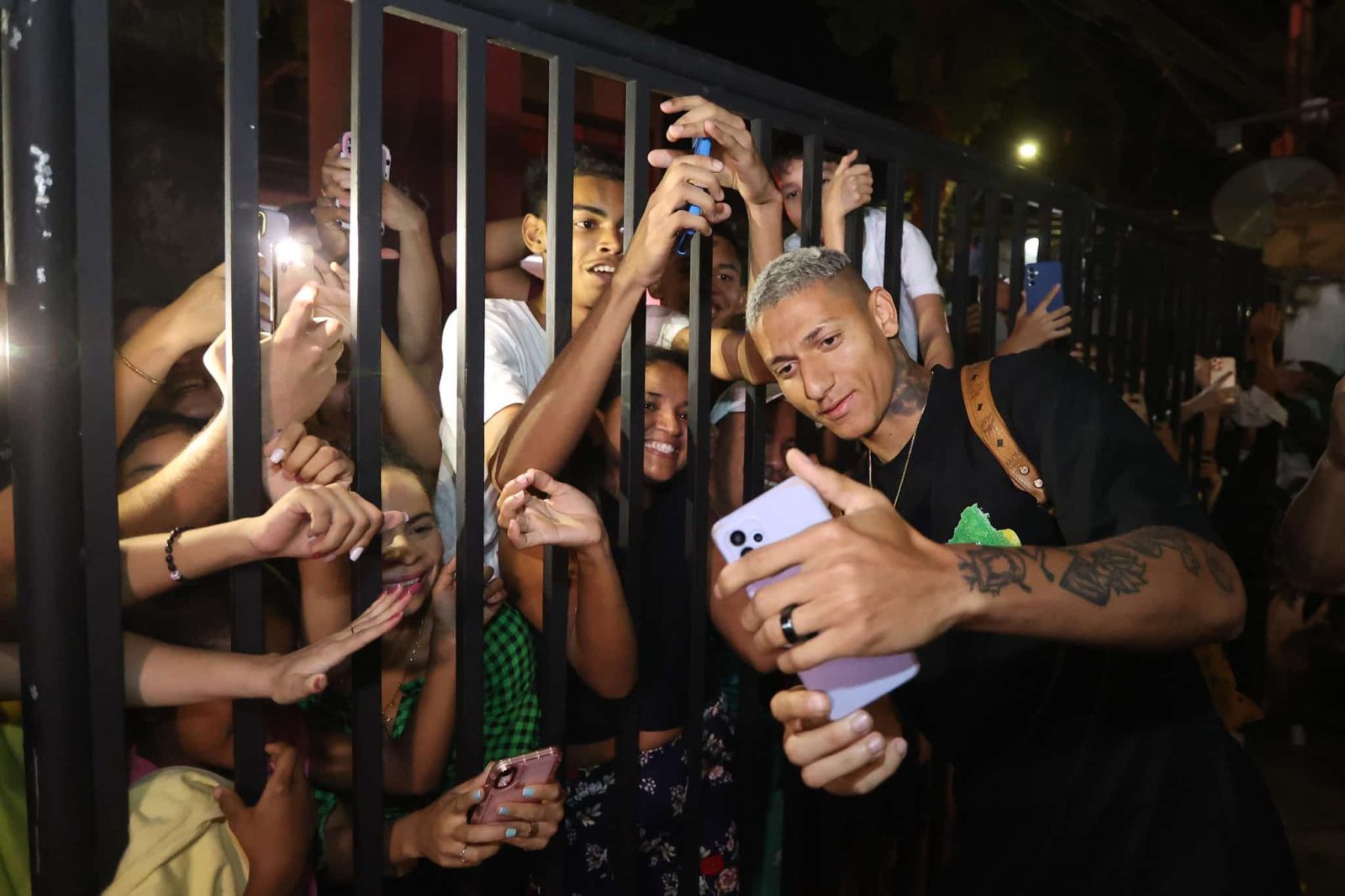 Richarlison rouba a cena e faz alegria dos f&atilde;s na chegada da Sele&ccedil;&atilde;o a Bel&eacute;m