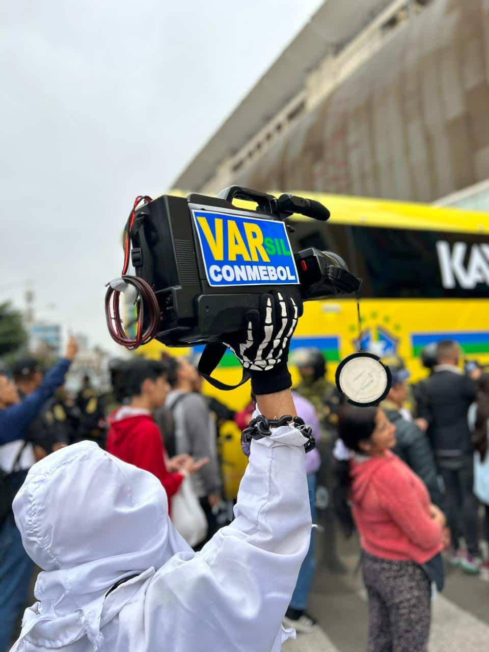 Sele&ccedil;&atilde;o Brasileira: peruano provoca com c&acirc;mera do 'VARsil' antes das Eliminat&oacute;rias