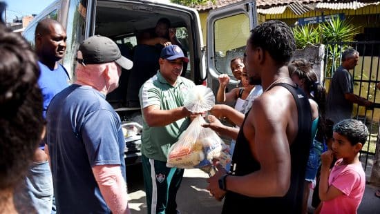 Fluminense doa 1,2 tonelada de alimentos para a Cidade de Deus