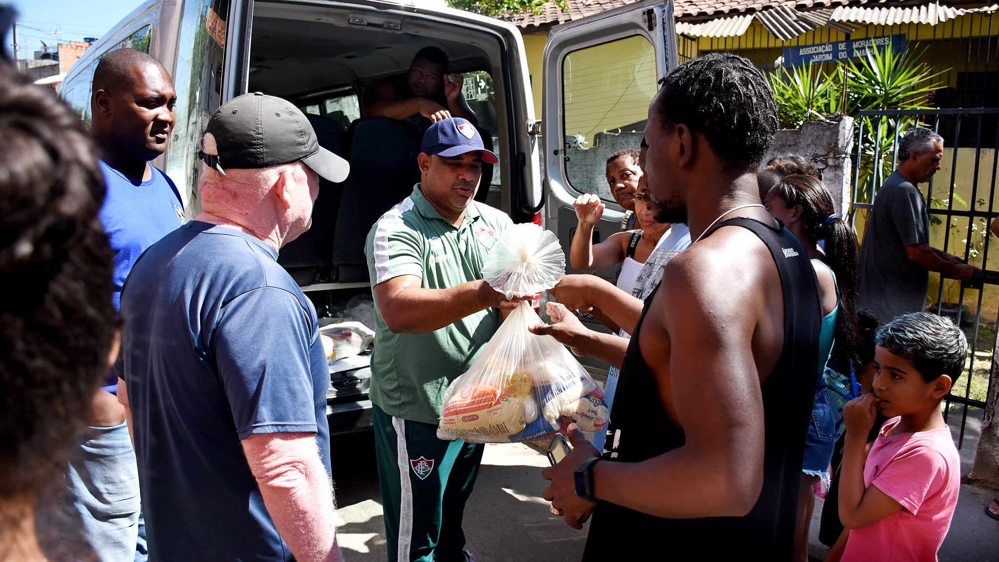 Fluminense doa 1,2 tonelada de alimentos para a Cidade de Deus