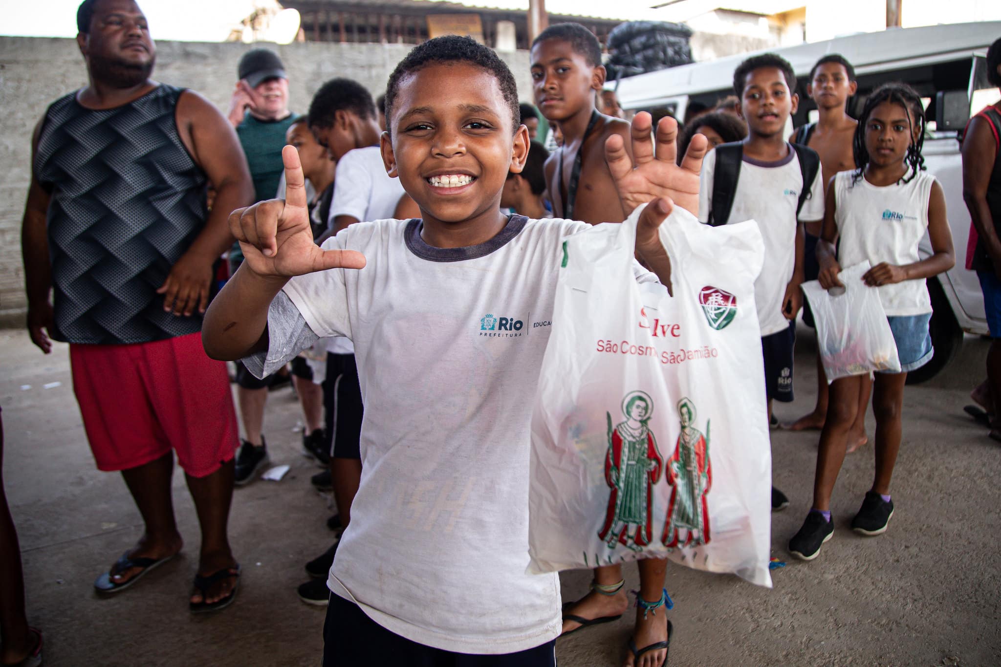 Fluminense distribuiu mil saquinhos de Cosme e Dami&atilde;o para crian&ccedil;as da Cidade de Deus - Foto: Marcelo Gon&ccedil;alves/Fluminense FC
