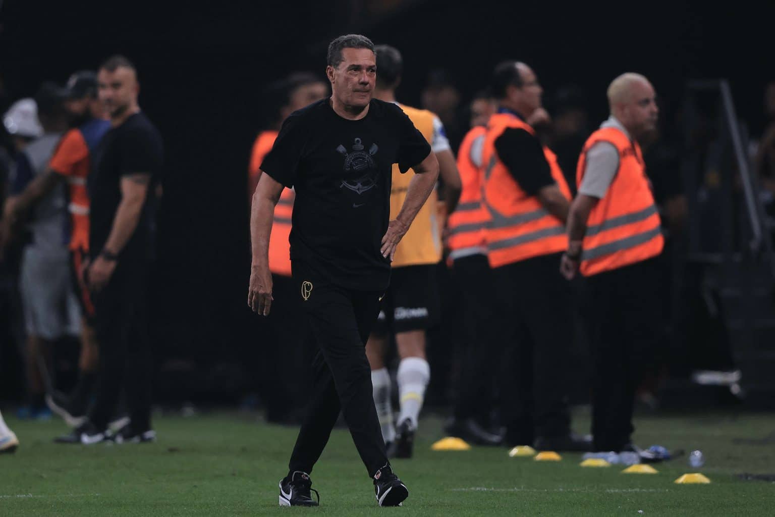 Corintianos destacam &ldquo;bagun&ccedil;a t&aacute;tica&rdquo; e voltam a pedir sa&iacute;da de Luxemburgo ap&oacute;s empate na Sul-Americana