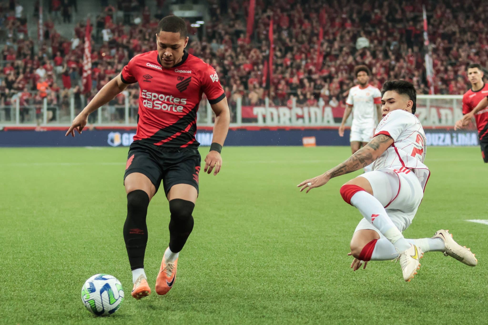 &ldquo;Imprudente&rdquo;: Torcida do Athletico-PR condena entrada de Nico em Vitor Roque