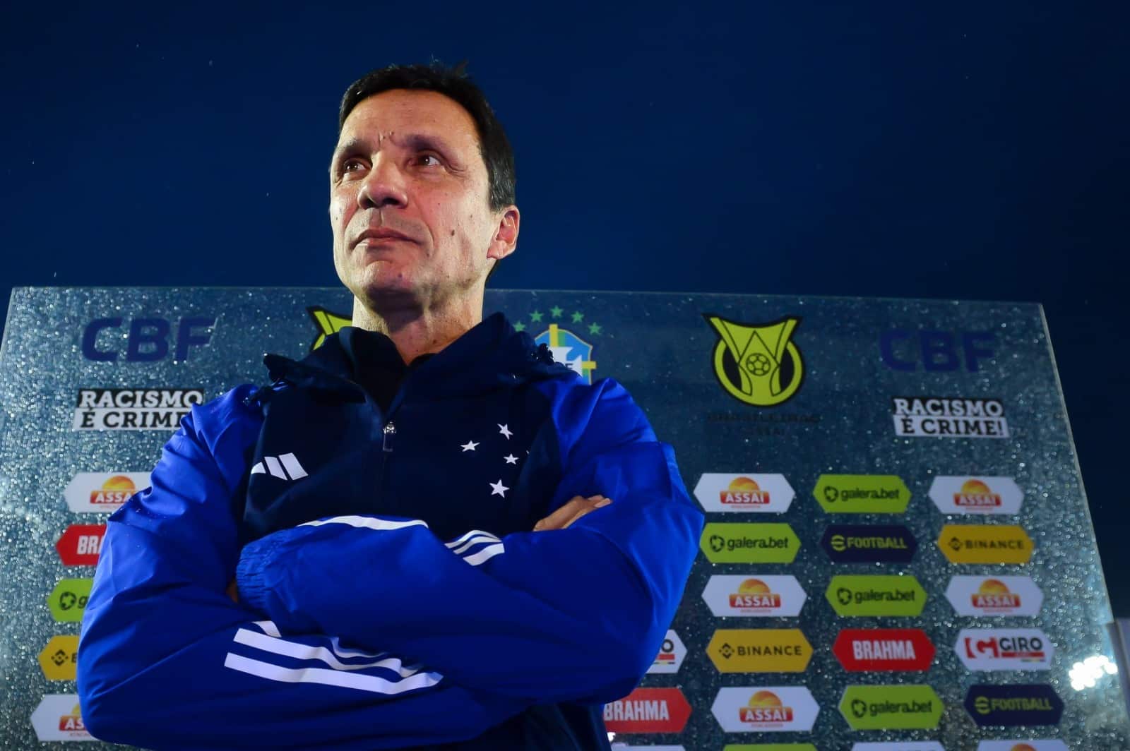 Zé Ricardo vira xodó da torcida após estreia com vitória no Cruzeiro: “Vai salvar”