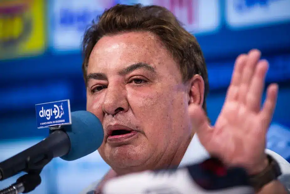 Fala, Zez&eacute;! Ex-presidente do Cruzeiro ataca de DJ e viraliza nas redes sociais