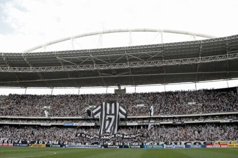 Torcida do Botafogo esgota ingressos para jogo contra o Athletico-PR, no Nilton Santos