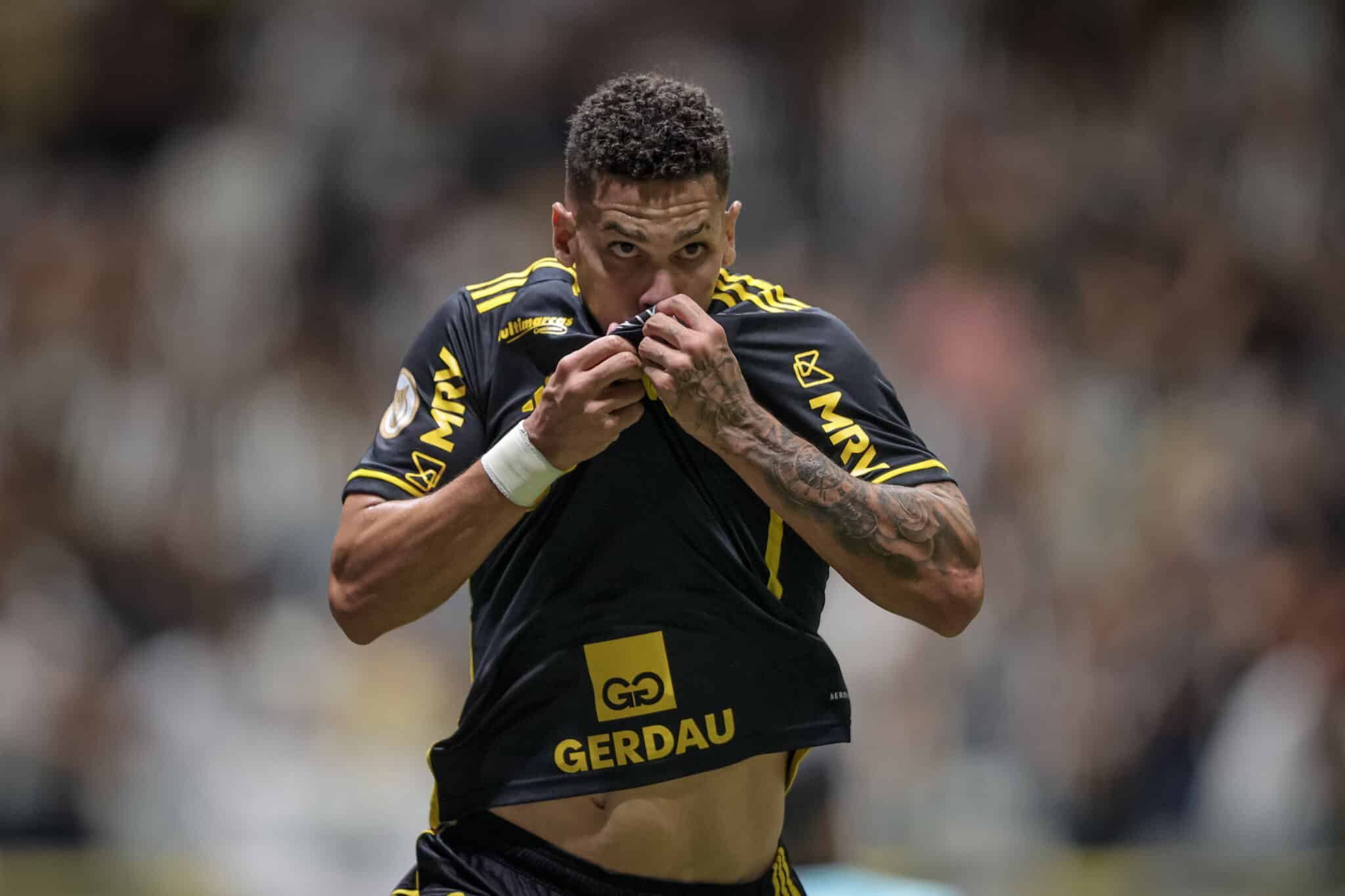 Paulinho completa 50 jogos pelo Atl&eacute;tico-MG; veja n&uacute;meros