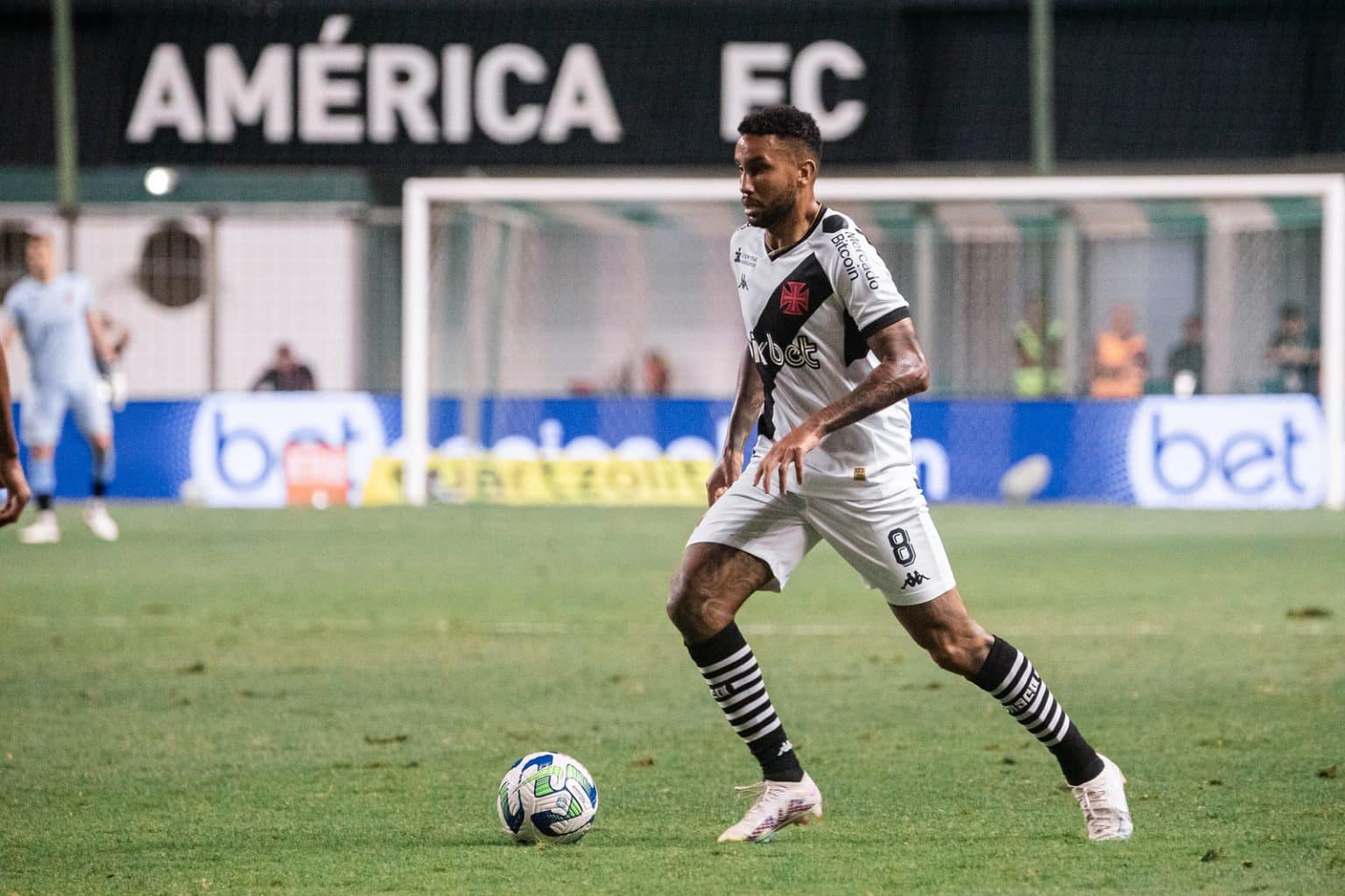 Vasco consegue efeito suspensivo no STJD e vai poder contar com volante contra o S&atilde;o Paulo