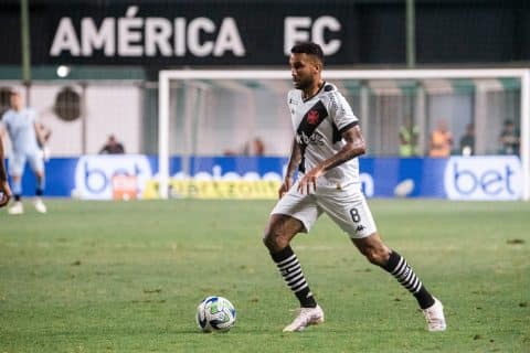 Vasco consegue efeito suspensivo no STJD e vai poder contar com volante contra o São Paulo