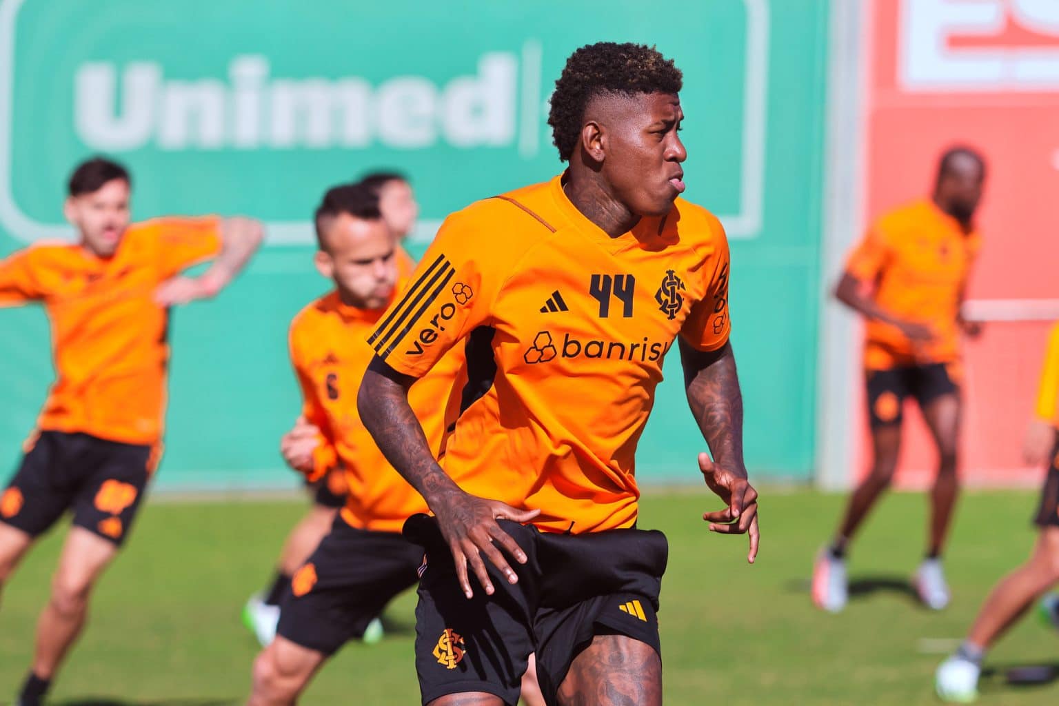 Vit&atilde;o v&ecirc; torcida do Internacional como &ldquo;jogador a mais&rdquo; para decis&atilde;o contra o Fluminense