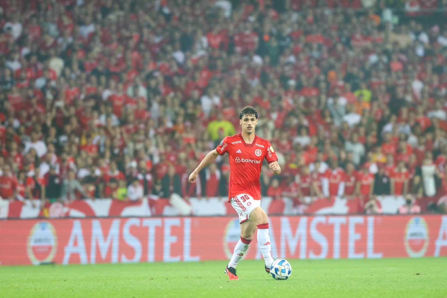 Dirigente do Internacional n&atilde;o confirma venda de Johnny, mas reconhece: &ldquo;pode acontecer no final do ano&rdquo;