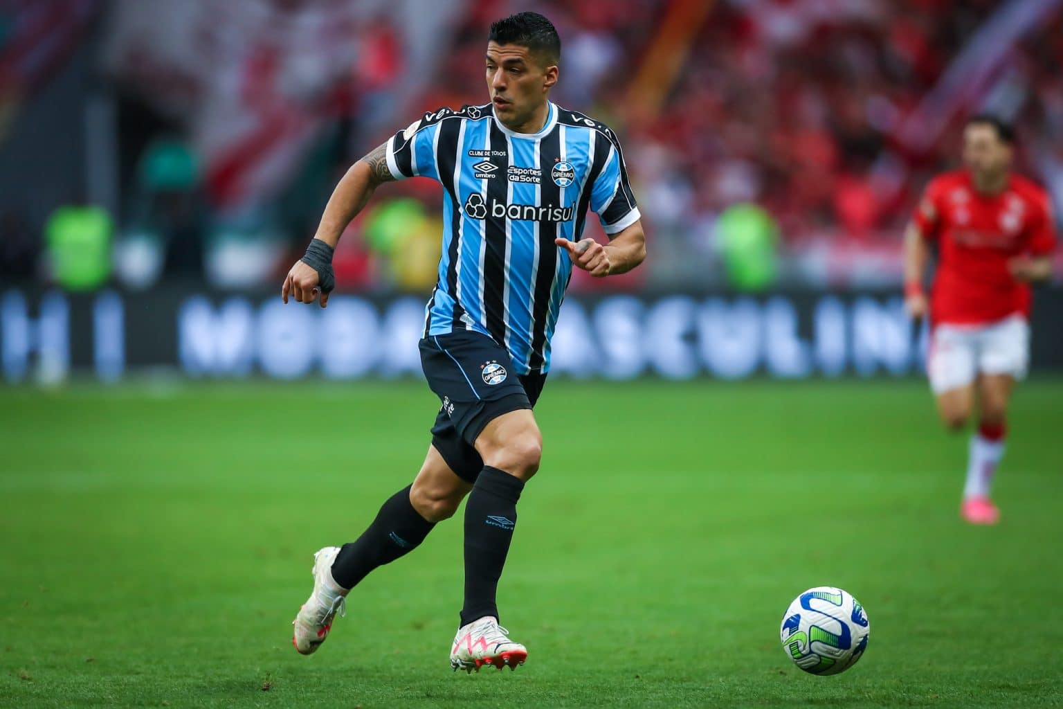 Suárez viaja a Barcelona para tirar cidadania espanhola e atrasa reapresentação no Grêmio