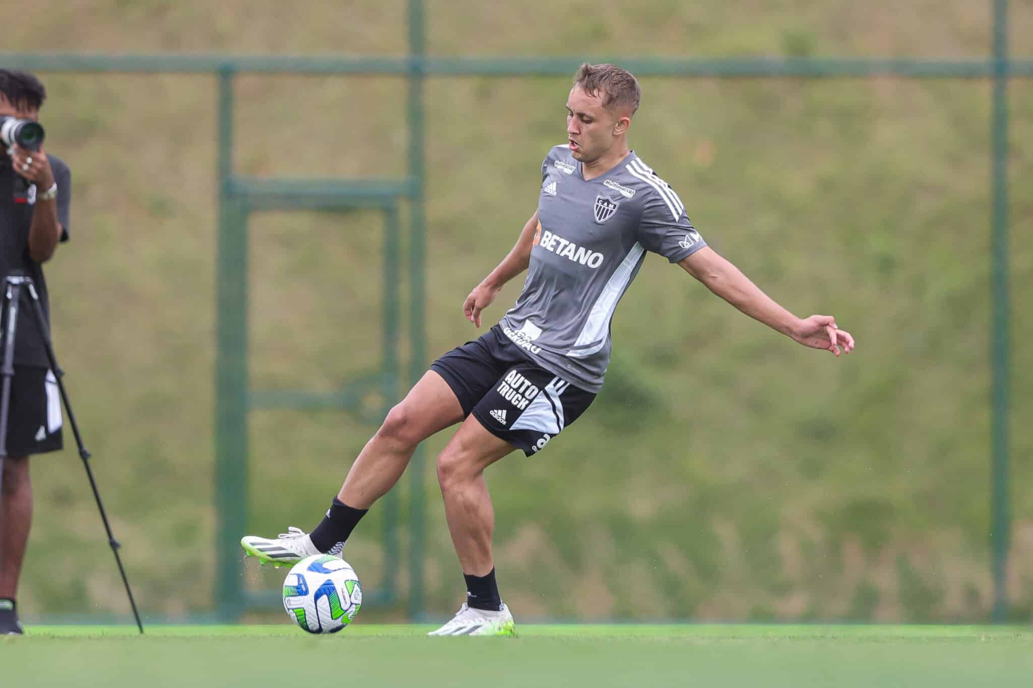 Atlético-MG renova com lateral joia do sub-17 e da Seleção Brasileira