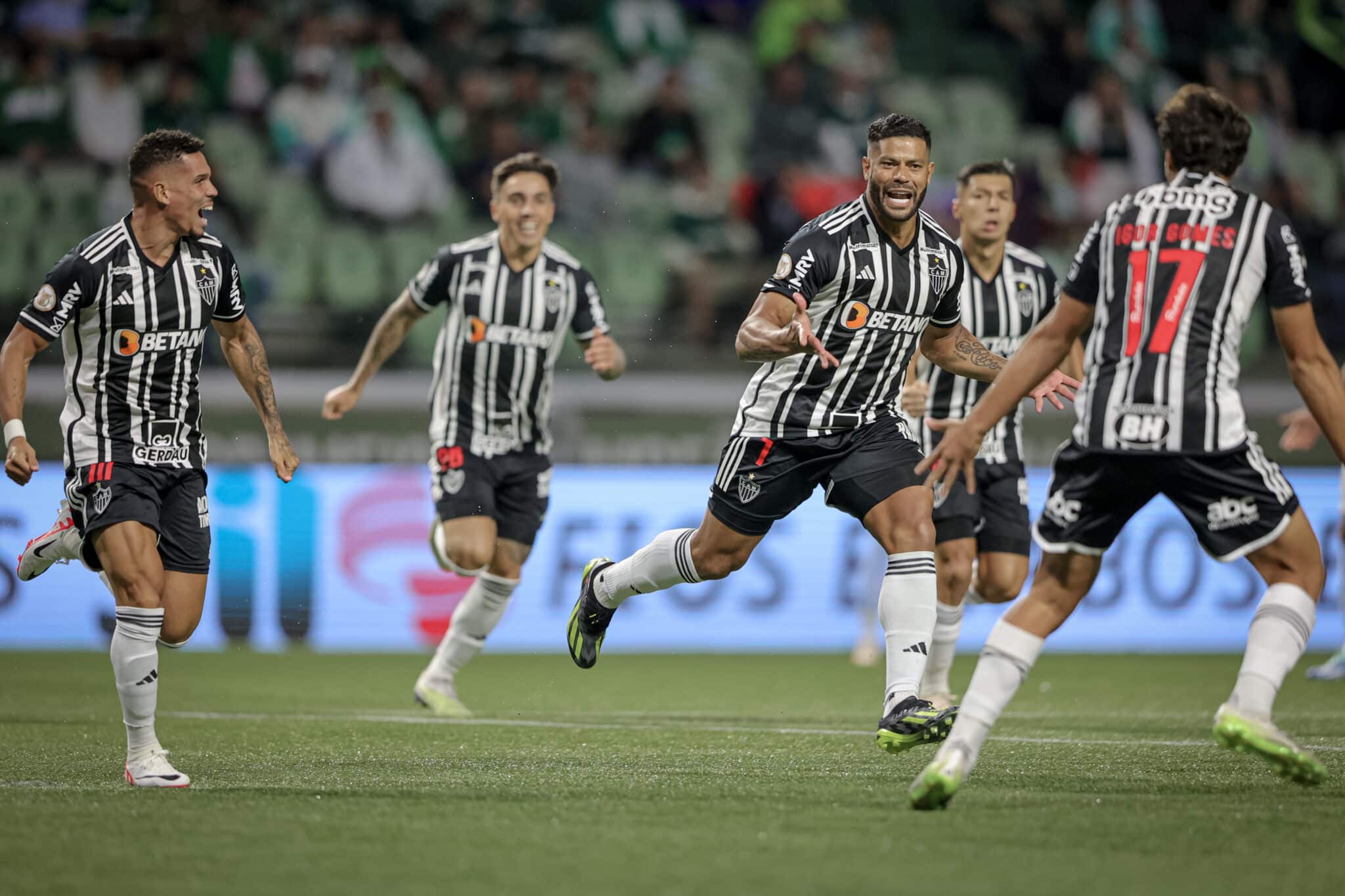 Atacante do Atl&eacute;tico-MG troca &ldquo;Cruzeiro&rdquo; por &ldquo;Galo&rdquo; durante hino nacional; confira