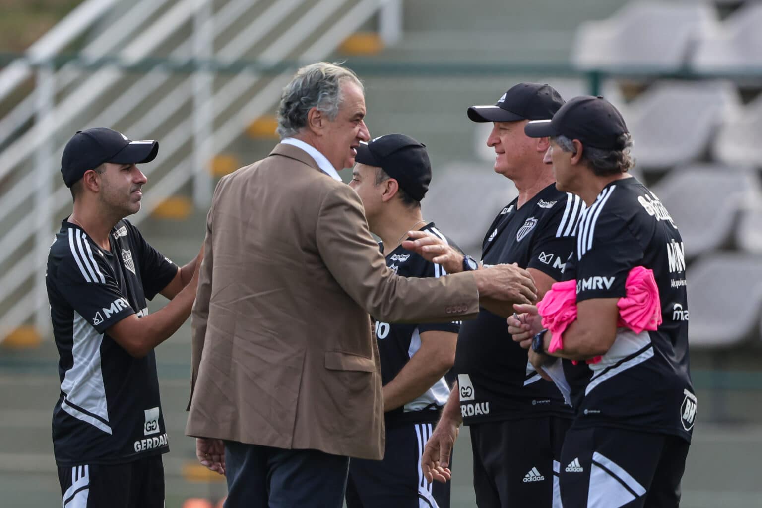 Diretoria do Atl&eacute;tico-MG &eacute; alvo de faixas de protesto: &lsquo;Trio de patetas&rsquo;