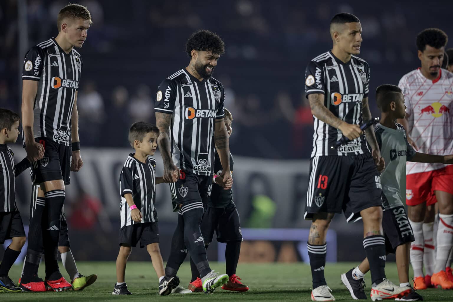 Defensor se lesiona e lista de desfalques do Atl&eacute;tico-MG fica extensa