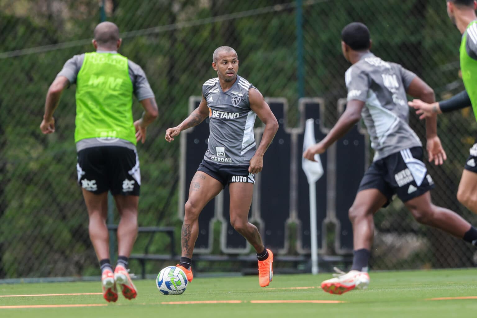 Atl&eacute;tico-MG: capit&atilde;o passa por cirurgia, mas Felip&atilde;o pode ter at&eacute; quatro retornos