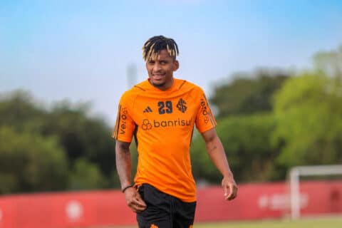 Com tr&ecirc;s mudan&ccedil;as for&ccedil;adas, Internacional est&aacute; escalado para enfrentar o Coritiba