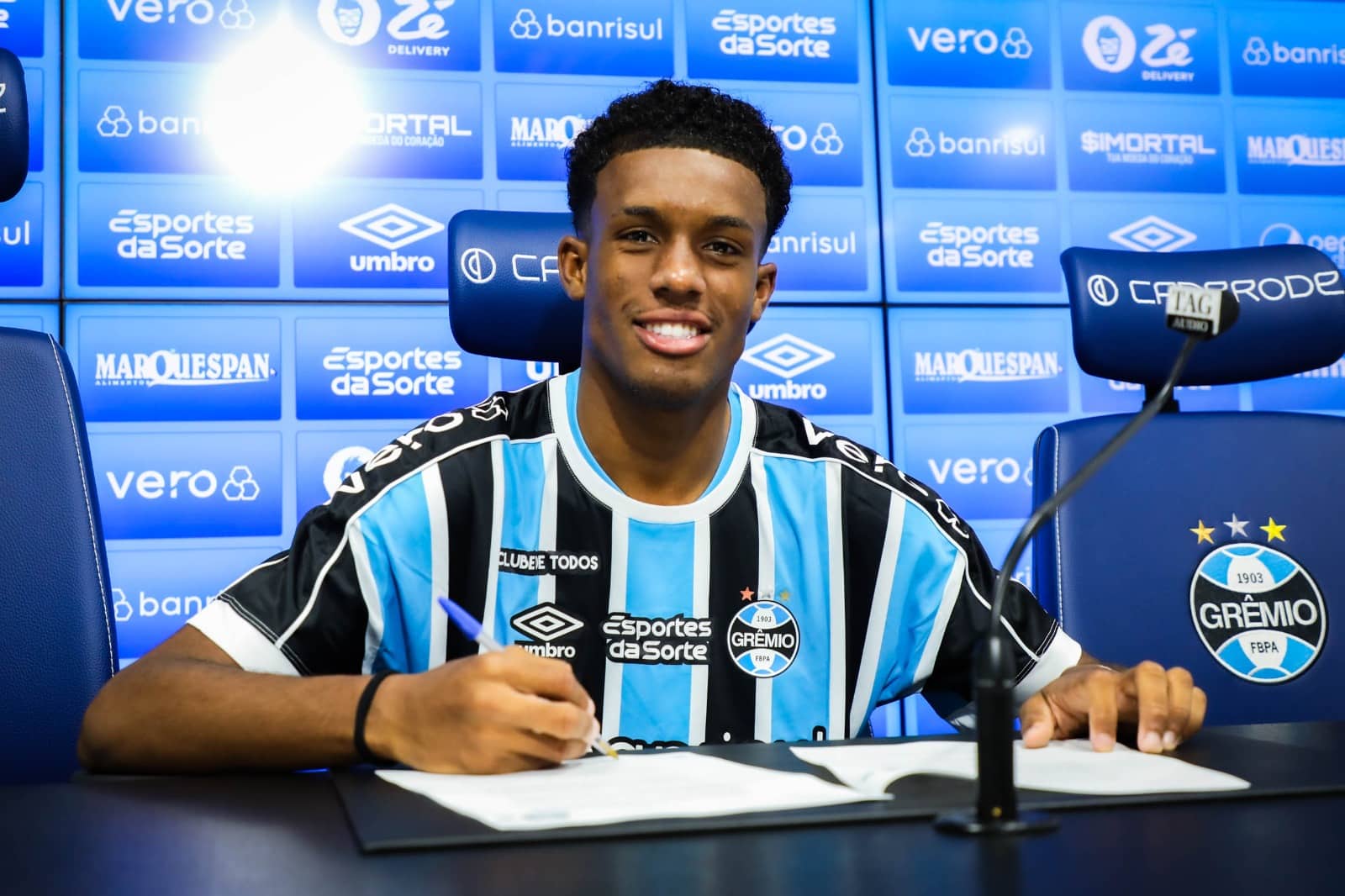 Com urg&ecirc;ncia, Gr&ecirc;mio acerta primeiro contrato profissional de jovem volante