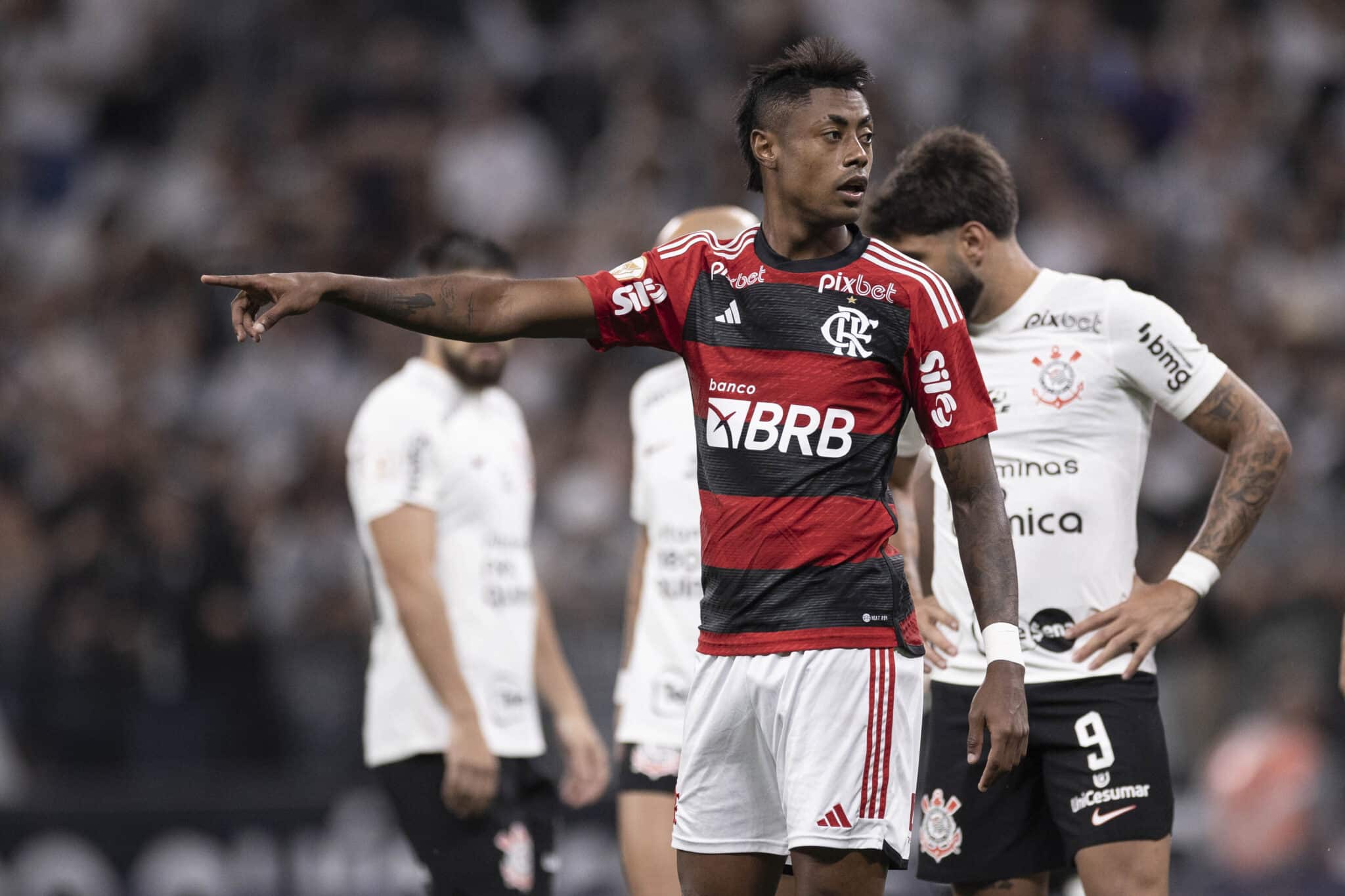 Sai ou fica? Negociando com Flamengo, Bruno Henrique recebe proposta sedutora de rival